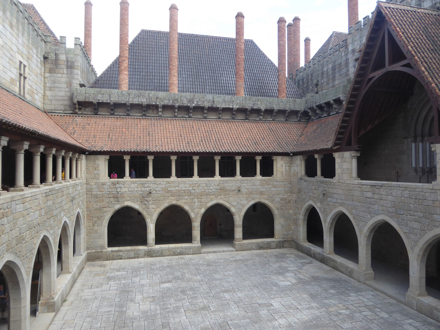 Cour du palais ducal de Guimarães | photo Sabine Cibert